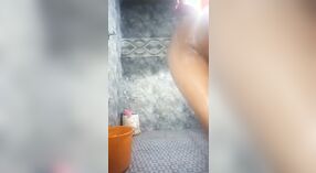 Молоденькая По демонстрирует свою обнаженную грудь в ванной 1 минута 00 сек
