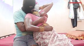 Une femme de ménage indienne se fait plaisir par un homme plus âgé et trouve un partenaire passionné 0 minute 0 sec