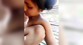 Desi menina toma um banho em um ambiente ao ar livre neste macho mms vídeo pornô 2 minuto 50 SEC