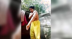 Desi girl takes a shower in an outdoor setting in this male MMS porn video 0 min 40 sec