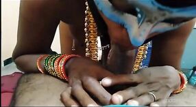 Girl Desi menehi tutuk saka lan nitih ing penis ing video krasan iki 7 min 50 sec