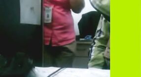 Sexo en la oficina con un jefe indio de MMC que se aprovecha de sus empleados 2 mín. 20 sec