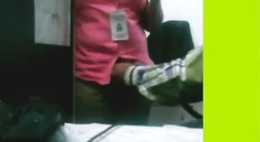 Sexo en la oficina con un jefe indio de MMC que se aprovecha de sus empleados 0 mín. 40 sec