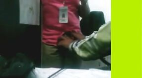 Sexo en la oficina con un jefe indio de MMC que se aprovecha de sus empleados 0 mín. 50 sec