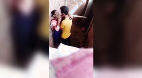 Indian Desi chica de colegio le da su primera mamada y obtiene sus tetas aspirado por su amante MMS 1 mín. 10 sec