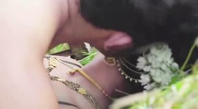 Красивая и богатая деревенская бхабхи наслаждается сексом со своим собственным слугой 2 минута 20 сек