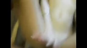Une adolescente indienne fait une pipe sensuelle à son amant dans cette vidéo 5 minute 20 sec