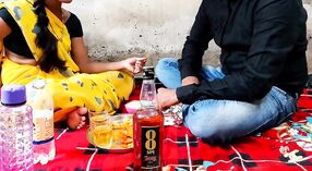 Desi college-Mädchen wird nach dem Trinken mit ihrer Mitbewohnerin rau 0 min 0 s