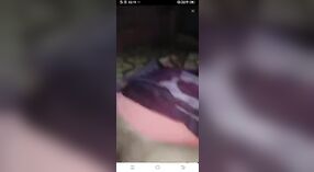 MMS video di un ragazzo avendo sesso con un attraente Indiano aunty 1 min 30 sec