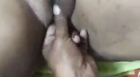 Desi bhabhi obtiene algunos dedos sensuales antes de echar un polvo 1 mín. 30 sec