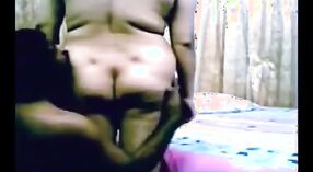 El agujero más grande de la tía india se golpea en un video porno casero 0 mín. 0 sec