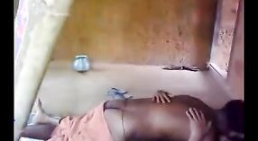 Desi cặp vợ chồng indulges trong ngoài trời tình dục trong của họ mới nhà Trong Hindisex video 2 tối thiểu 50 sn