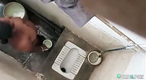 লুকানো ক্যামেরা খোলা বাতাসে গ্রামের খালার স্নানের সময় ক্যাপচার করে 0 মিন 0 সেকেন্ড