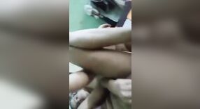 Desi Schlampe gibt einem indischen Transvestiten einen sinnlichen blowjob und pussyficken vor der Kamera 0 min 0 s