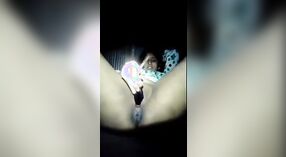 Indyjski kolegium dziewczyna masturbates z jej palce i reaches orgazm 1 / min 40 sec