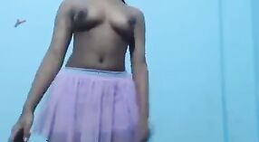 Индийская девушка демонстрирует свое миниатюрное тело в эротическом видеочате для вашего удовольствия 0 минута 0 сек