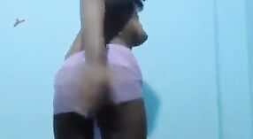 Индийская девушка демонстрирует свое миниатюрное тело в эротическом видеочате для вашего удовольствия 6 минута 00 сек