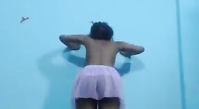 Индийская девушка демонстрирует свое миниатюрное тело в эротическом видеочате для вашего удовольствия 11 минута 40 сек
