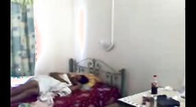 Seductora universitaria obtiene su coño estirado por la polla dura de su novio 0 mín. 40 sec