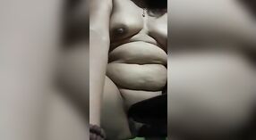 Desi bhabhi indulges trong một số solo chơi với một vegetable 4 tối thiểu 10 sn