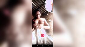 દેશી છોકરી આ દેશી પોર્ન વિડિઓમાં કેમેરા પર તેના શિંગડા બિલાડીને ચીડવે છે 0 મીન 0 સેકન્ડ