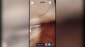 Desi XXX femme obtient son visage masqué et expose sa chatte nue devant une caméra en direct 1 minute 20 sec