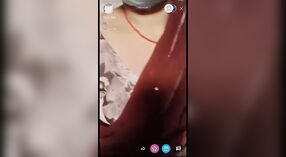 Desi XXX femme obtient son visage masqué et expose sa chatte nue devant une caméra en direct 1 minute 30 sec