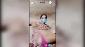 Desi XXX femme obtient son visage masqué et expose sa chatte nue devant une caméra en direct 1 minute 40 sec