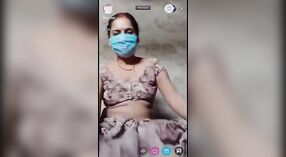 Desi XXX żona dostaje jej twarz w masce i wystawia jej nagie cipki na żywo kamery 2 / min 10 sec