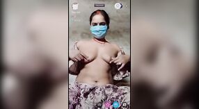 Desi XXX femme obtient son visage masqué et expose sa chatte nue devant une caméra en direct 2 minute 30 sec