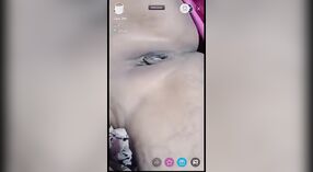 Desi XXX femme obtient son visage masqué et expose sa chatte nue devant une caméra en direct 3 minute 00 sec