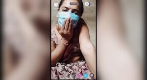 Desi XXX femme obtient son visage masqué et expose sa chatte nue devant une caméra en direct 3 minute 10 sec