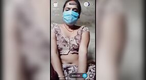 Desi XXX femme obtient son visage masqué et expose sa chatte nue devant une caméra en direct 1 minute 00 sec
