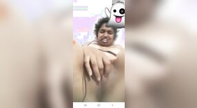 Dilettante Indiano fidanzata indulge in alcuni cattivo diteggiatura su macchina fotografica 1 min 20 sec