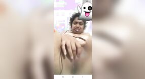 الهواة الهندي صديقة ينغمس في بعض مطيع بالإصبع على الكاميرا 1 دقيقة 30 ثانية
