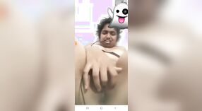 Une petite amie indienne amateur se livre à un doigté coquin devant la caméra 1 minute 40 sec
