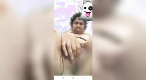 Amateur indische Freundin verwöhnt sich mit frechen Fingern vor der Kamera 1 min 10 s