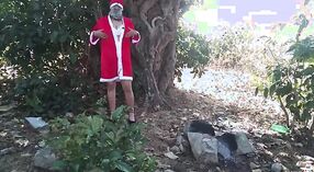 Индийская деревенская девушка трахается в лесу в День Санта-Клауса 0 минута 0 сек