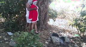 Индийская деревенская девушка трахается в лесу в День Санта-Клауса 0 минута 50 сек