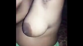 La película de MMC presenta a una esposa gordita en telugu teniendo sexo con un pene 1 mín. 00 sec