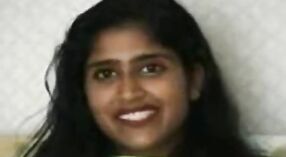 Una ragazza del sud dell'India scende e sporca con i suoi amici a casa 1 min 10 sec