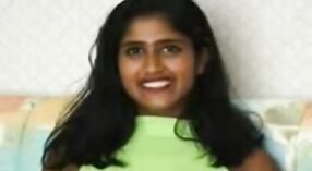 Una ragazza del sud dell'India scende e sporca con i suoi amici a casa 2 min 50 sec