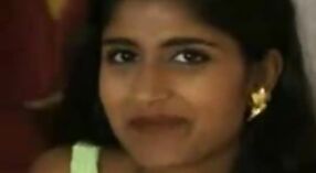 Una ragazza del sud dell'India scende e sporca con i suoi amici a casa 5 min 20 sec