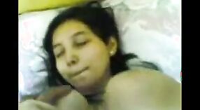 Indyjski seks scandal MMS featuring a piękny piękno coraz fingered przez jej servant 2 / min 00 sec