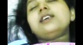 Indiase Seks Schandaal MMS featuring een mooi schoonheid getting fingered door haar servant 3 min 40 sec