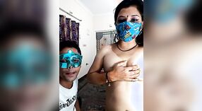 Desi cặp vợ chồng indulges trong nóng tình dục trên sống cam với Ấn Độ babe liếm cô ấy lover ' s núm vú 1 tối thiểu 50 sn