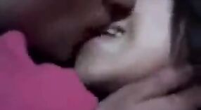 HD-Pornovideo zeigt eine lüsterne NRI-Inderin, die sich mit ihrem weißen Liebhaber schmutzig macht 4 min 00 s