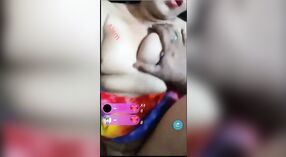 El coño afeitado de la esposa india recibe la atención que merece en la cámara en vivo 3 mín. 00 sec