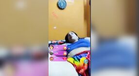 Het geschoren kutje van de Indiase vrouw krijgt de aandacht die het verdient op live cam 0 min 0 sec