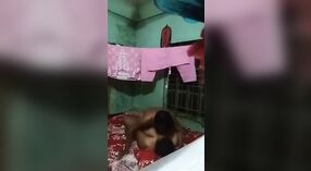 丰满的妻子在这个热门的desi性爱视频中被丈夫殴打 1 敏 20 sec